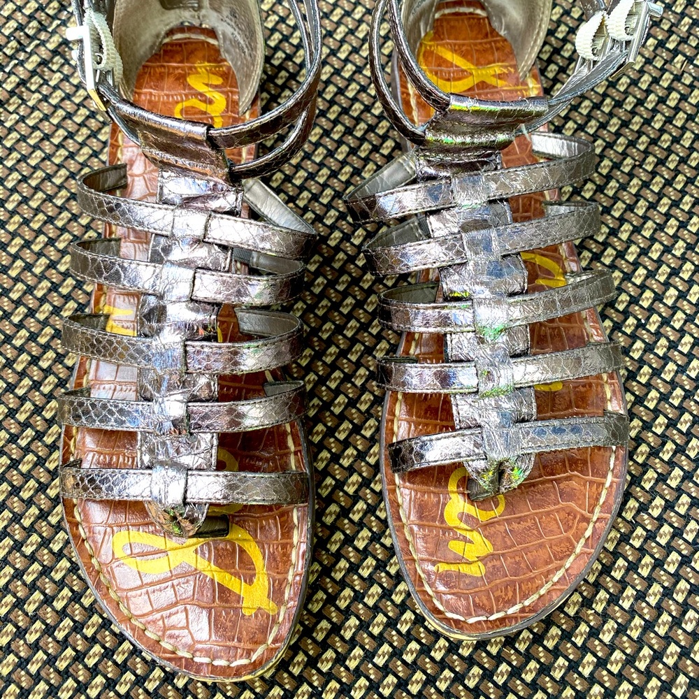 Sandals size (8M)